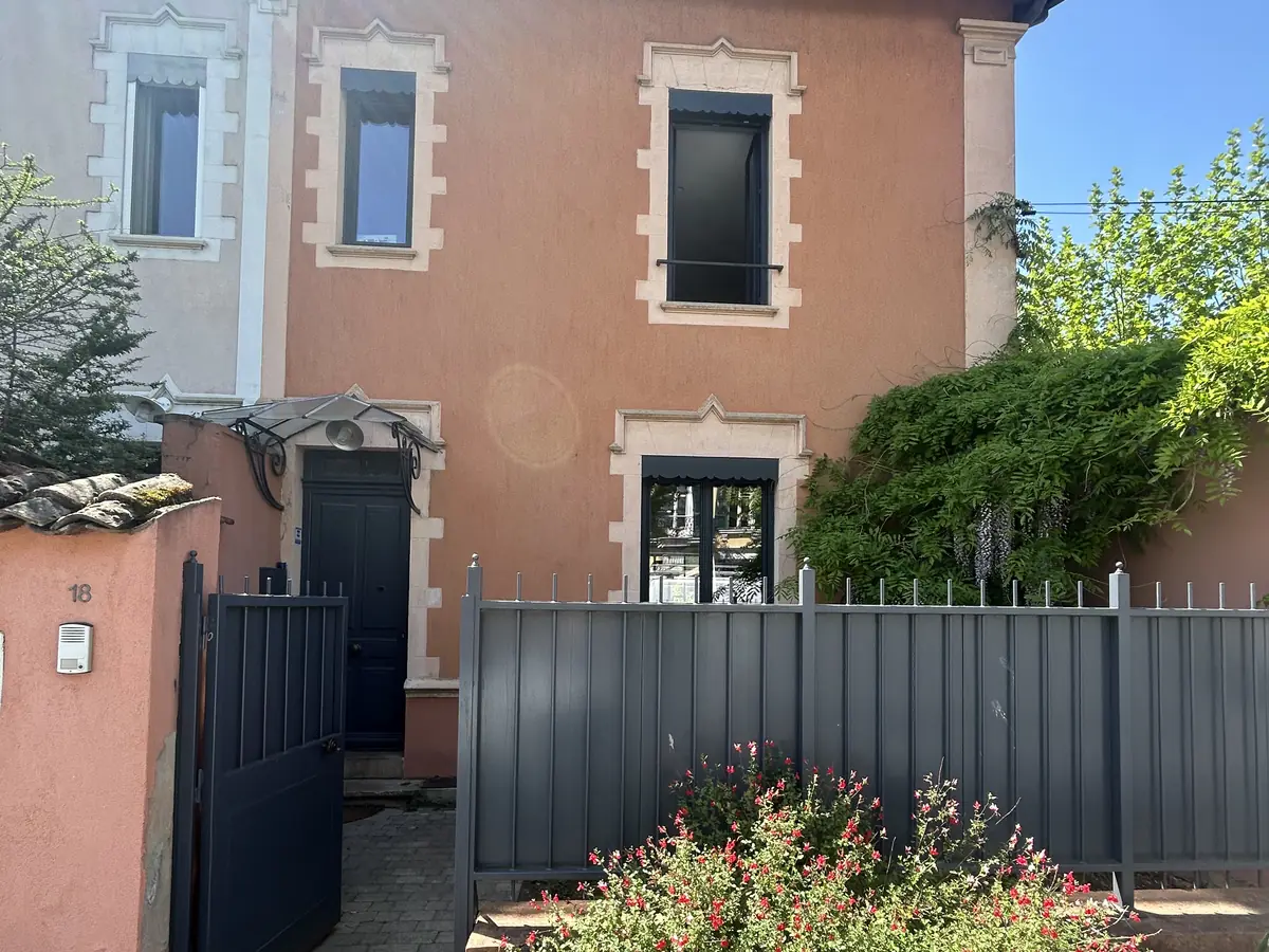 Maison de caractère avant ravalement, enduit rose fatigué