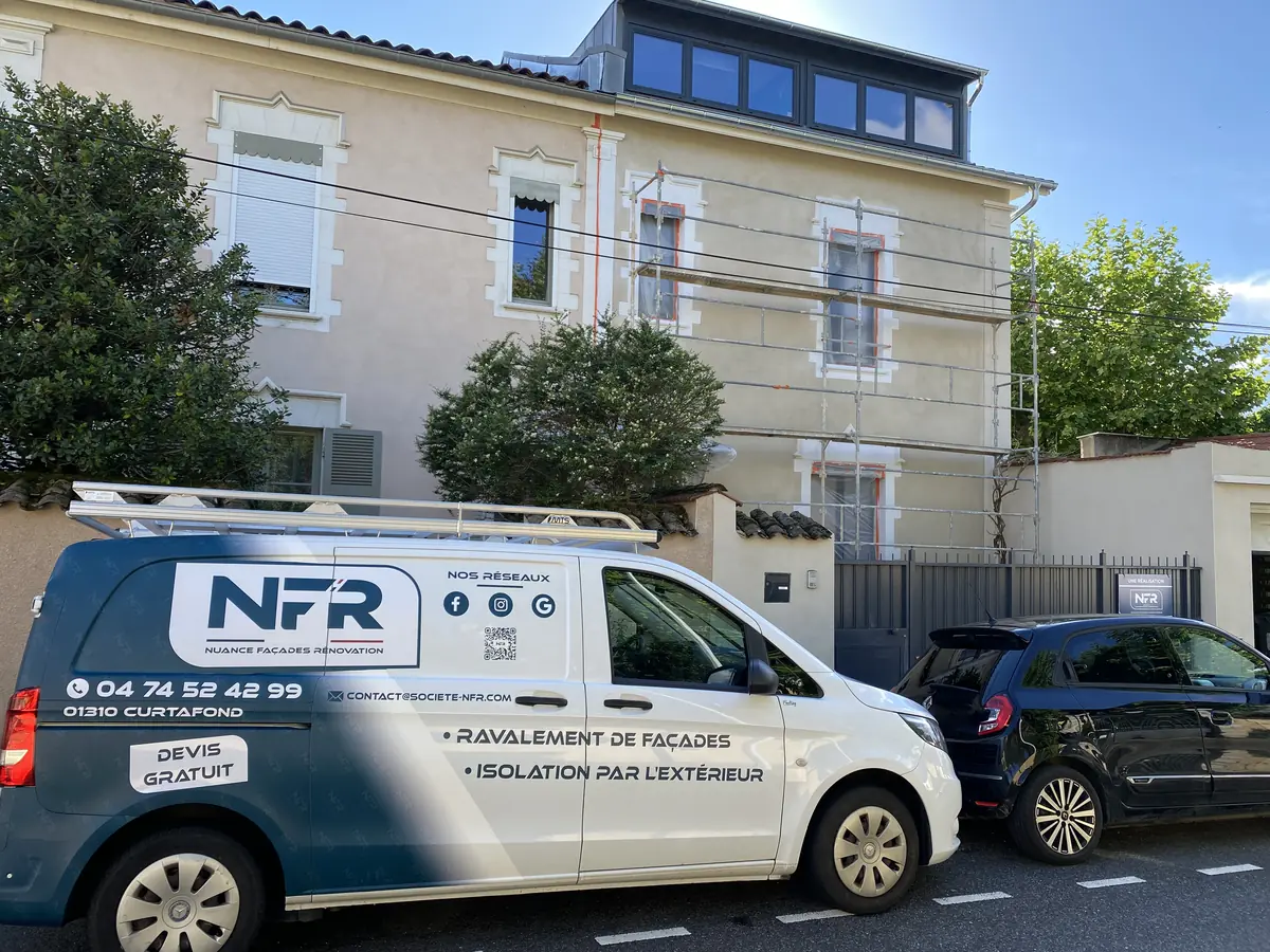 Fourgon NFR devant la maison sous échafaudage pendant le ravalement