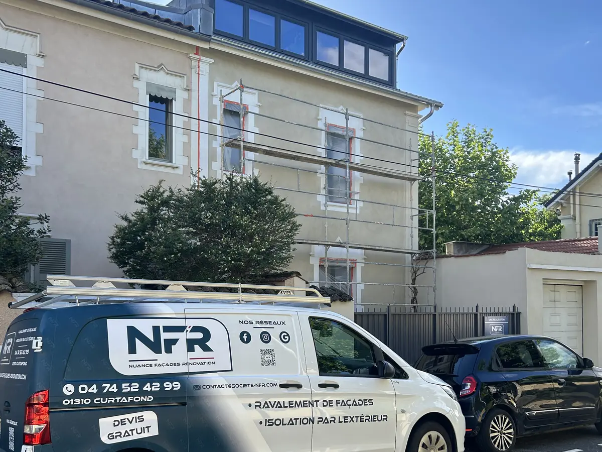 Camion NFR garé devant une maison sous échafaudage à Lyon