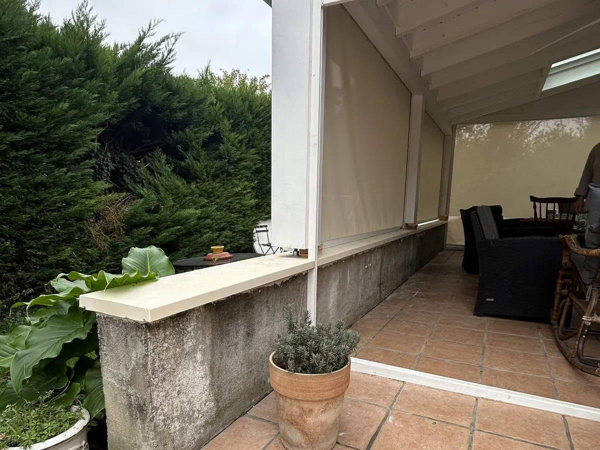 Muret de terrasse en parpaings avant enduit, Jassans-Riottier