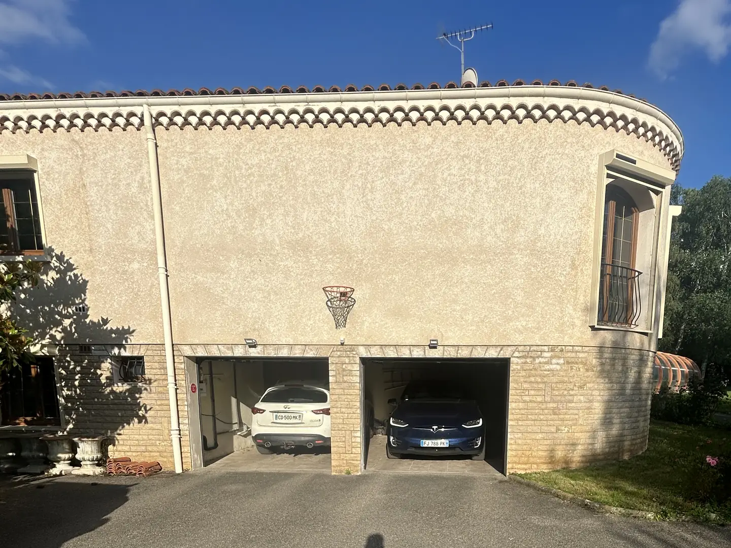 Maison à façade arrondie ravalée par NFR à Péronnas, enduit clair sous génoise, double garage