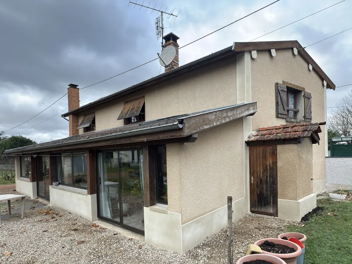 Maison au bord de Saône avant ravalement, enduit terni