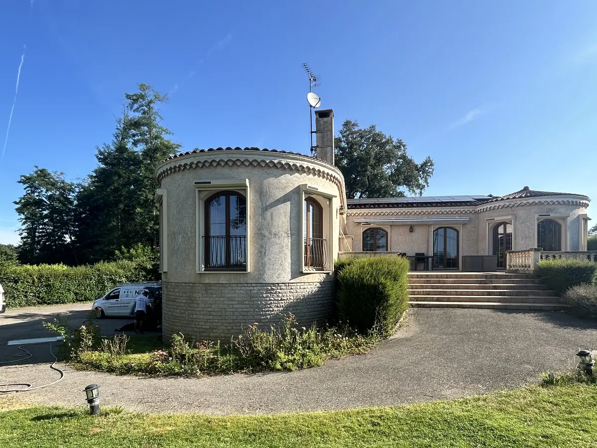 Après : la même maison ravalée par NFR, enduit clair