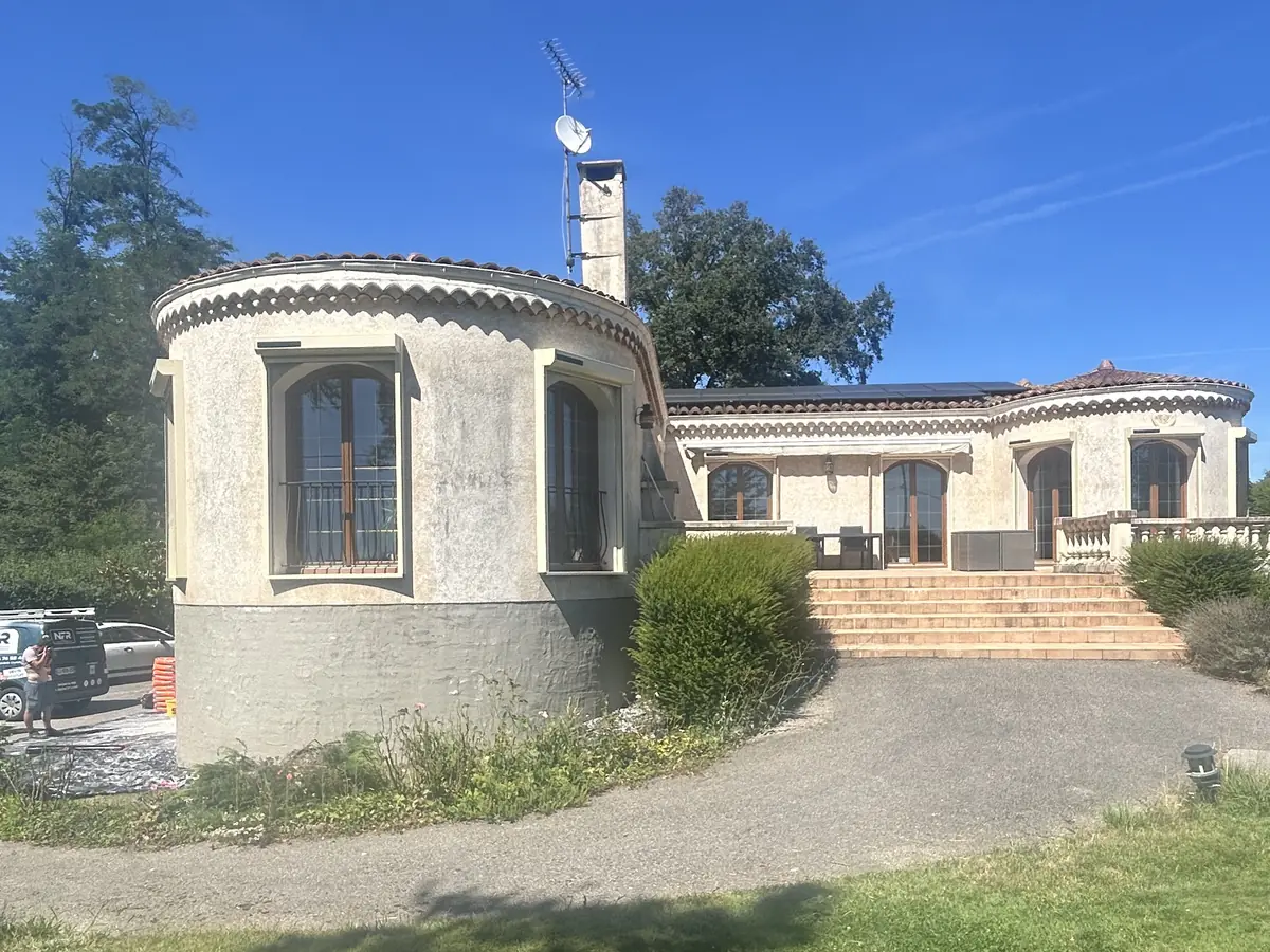 Avant : maison à tourelle de Péronnas, enduit gris et sali
